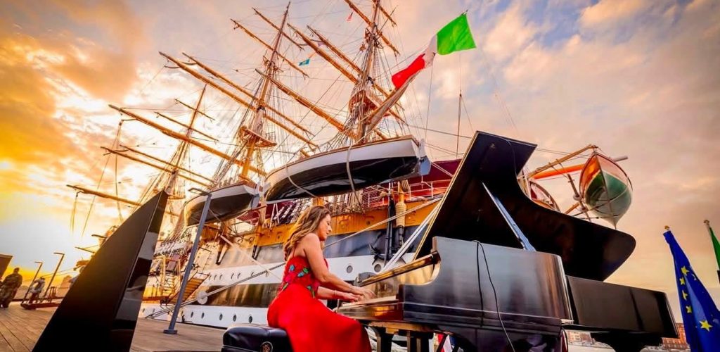 Cristiana Pegoraro ha suonato sotto le vele del Vespucci